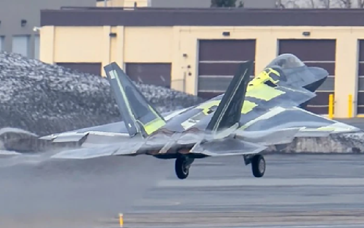 Lộ ảnh tiêm kích tàng hình F-22A “chắp vá” sau sự cố sập càng - Hình 6 Lo anh tiem kich tang hinh F-22A “chap va” sau su co sap cang-Hinh-6