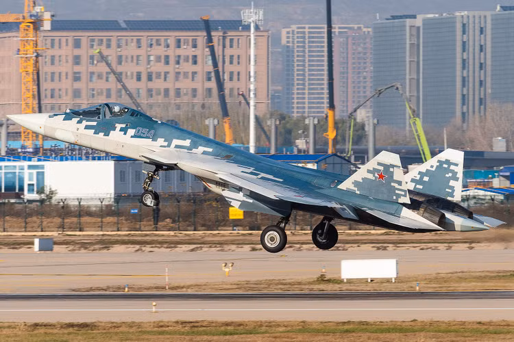 Chim ung Su-57 qua dinh khien phi cong tiem kich My muon thu suc