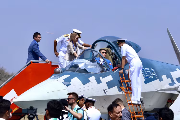 Chim ung Su-57 qua dinh khien phi cong tiem kich My muon thu suc-Hinh-12