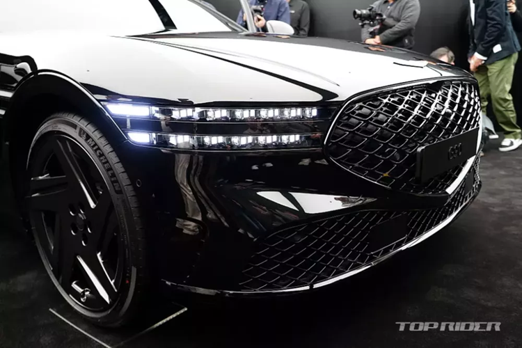 Cận cảnh Genesis G90 Black 2024 “bằng xương, bằng thịt” từ 2,54 tỷ đồng - Hình 3 Can canh Genesis G90 Black 2024 “bang xuong, bang thit” tu 2,54 ty dong-Hinh-3