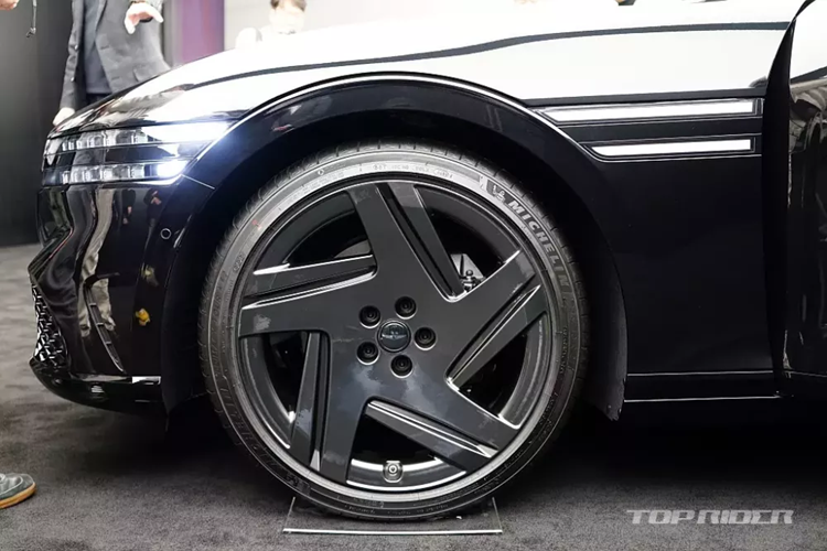 Cận cảnh Genesis G90 Black 2024 “bằng xương, bằng thịt” từ 2,54 tỷ đồng - Hình 6 Can canh Genesis G90 Black 2024 “bang xuong, bang thit” tu 2,54 ty dong-Hinh-6