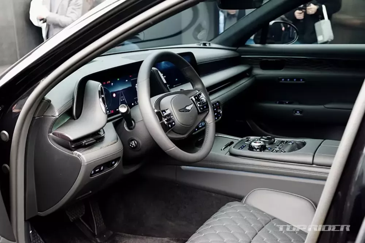 Cận cảnh Genesis G90 Black 2024 “bằng xương, bằng thịt” từ 2,54 tỷ đồng - Hình 7 Can canh Genesis G90 Black 2024 “bang xuong, bang thit” tu 2,54 ty dong-Hinh-7