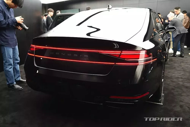 Cận cảnh Genesis G90 Black 2024 “bằng xương, bằng thịt” từ 2,54 tỷ đồng - Hình 12 Can canh Genesis G90 Black 2024 “bang xuong, bang thit” tu 2,54 ty dong-Hinh-12