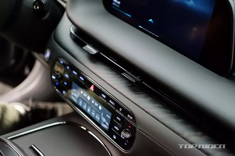 Cận cảnh Genesis G90 Black 2024 “bằng xương, bằng thịt” từ 2,54 tỷ đồng - Hình 10 Can canh Genesis G90 Black 2024 “bang xuong, bang thit” tu 2,54 ty dong-Hinh-10