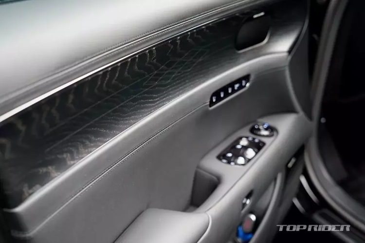 Cận cảnh Genesis G90 Black 2024 “bằng xương, bằng thịt” từ 2,54 tỷ đồng - Hình 8 Can canh Genesis G90 Black 2024 “bang xuong, bang thit” tu 2,54 ty dong-Hinh-8