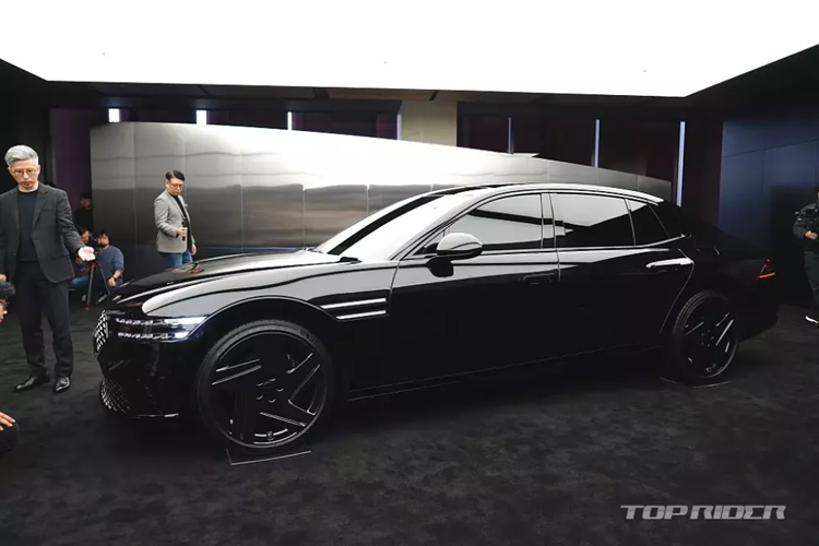 Cận cảnh Genesis G90 Black 2024 “bằng xương, bằng thịt” từ 2,54 tỷ đồng - Hình 2 Can canh Genesis G90 Black 2024 “bang xuong, bang thit” tu 2,54 ty dong-Hinh-2