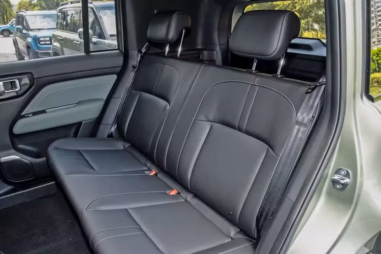 Ngoài ra, nóc xe còn được trang bị giá để hành lý, mâm xe được thay thế bằng mâm 5 chấu kép màu xám mới. So với mẫu xe ba cửa, điểm đặc biệt nhất của Baojun Yep Plus 2024 là đã hủy bỏ thiết kế "cặp học sinh nhỏ" và bổ sung thêm logo Baojun ở chính giữa đuôi xe.