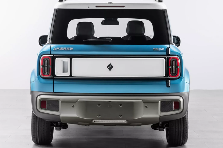 Hàng ghế trước và sau của xe được làm bằng mút hoạt tính siêu mềm và dày, tiêu chuẩn có tựa đầu độc lập, ghế lái chỉnh điện 6 hướng và ghế phụ chỉnh tay 4 hướng.