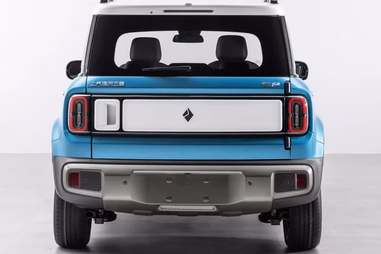 Hàng ghế trước và sau của xe được làm bằng mút hoạt tính siêu mềm và dày, tiêu chuẩn có tựa đầu độc lập, ghế lái chỉnh điện 6 hướng và ghế phụ chỉnh tay 4 hướng.