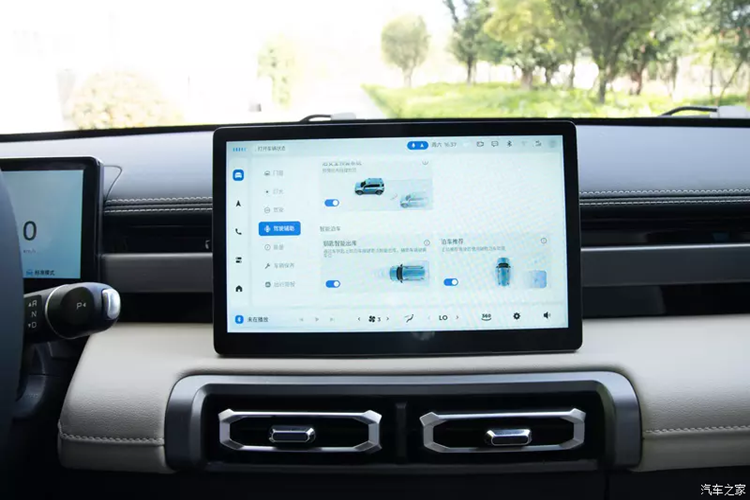 Xe thiết kế cửa sau mở sang một bên cổ điển, không chỉ mang lại không gian chứa đồ 12 lít mà còn có thể mở rộng để lắp một chiếc bàn nhỏ ở phía sau. Ở kích thước thân xe, chiều dài, chiều rộng và chiều cao của Baojun Yep Plus 2024 là 3996x1760x1726mm, chiều dài cơ sở 2560mm, khoảng sáng gầm xe đầy tải đạt 150mm, bán kính quay vòng chỉ 5,35m.