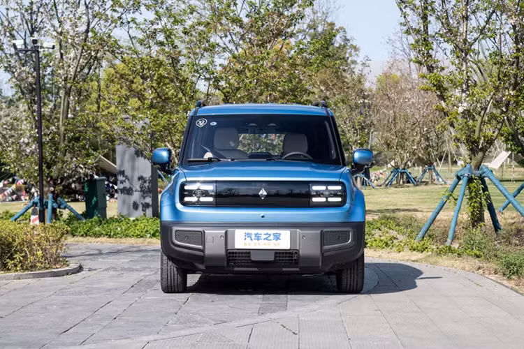 Tương tự như mẫu xe 2 cửa, mẫu xe điện Baojun Yep Plus 2024 vẫn được định vị là mẫu SUV cỡ nhỏ thuần điện, nhưng là mẫu xe 5 cửa, sản phẩm mới ra mắt. Mức giá xe Baojun Yep Plus 2024 cho 2 cấu hình là 93.800 nhân dân tệ (tương đương 306 triệu đồng) và 103.800 nhân dân tệ (tương đương 339 triệu đồng).