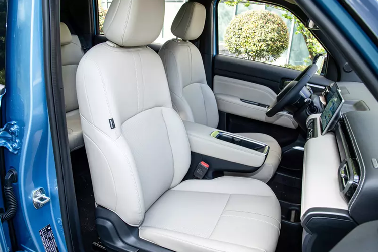 Hình dáng cản trước theo phong cách off-road được áp dụng phía dưới đầu xe, kết hợp với các đường gân nhô cao của nắp khoang động cơ khiến chiếc xe này trở nên hoang dã hơn một chút. Về phối màu, Baojun Yep Plus 2024 sẽ ra mắt 5 màu mới gồm Cloud Gray, Sea of Clouds White, Sky Blue, Aurora Green và Space Black.\