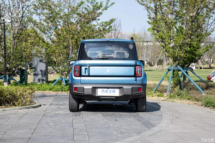 Ngay từ vẻ ngoài, Baojun Yep Plus 2024 áp dụng ngôn ngữ thiết kế "Square Box+" để tạo ra hình dạng của một chiếc hộp vuông. Về chi tiết, xe mới sử dụng lưới tản nhiệt đóng kín phía trước màu đen, có cổng sạc sạc nhanh và sạc chậm bên trong, cùng đèn LED chạy ban ngày bốn điểm giúp tăng chiều rộng thị giác cho xe.