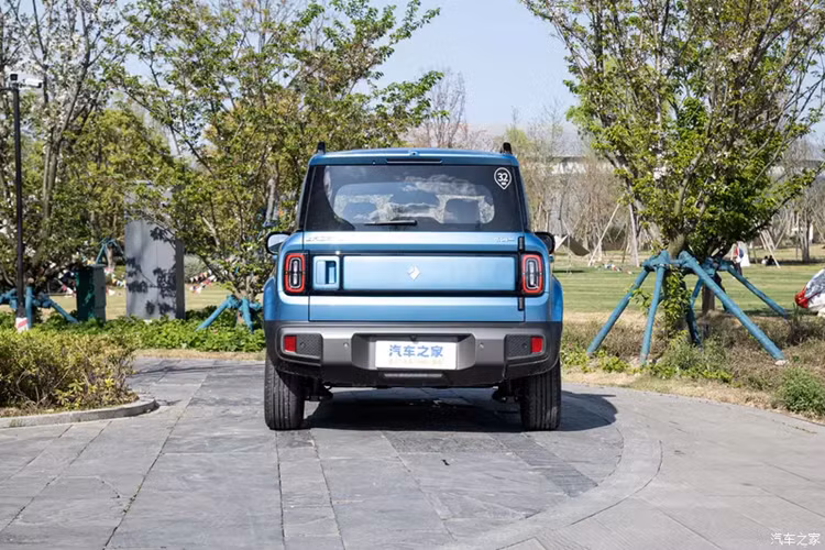 Ngay từ vẻ ngoài, Baojun Yep Plus 2024 áp dụng ngôn ngữ thiết kế "Square Box+" để tạo ra hình dạng của một chiếc hộp vuông. Về chi tiết, xe mới sử dụng lưới tản nhiệt đóng kín phía trước màu đen, có cổng sạc sạc nhanh và sạc chậm bên trong, cùng đèn LED chạy ban ngày bốn điểm giúp tăng chiều rộng thị giác cho xe.