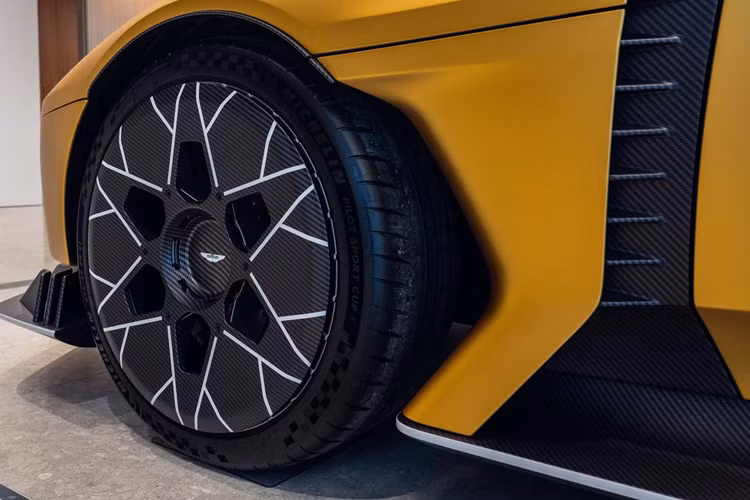 Aston Martin Valiant - “vu khi duong dua” so san gia 2,5 trieu USD-Hinh-8