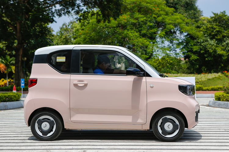 Thực tế, người tiêu dùng ở Trung Quốc cũng rất e dè lái xe Wuling Hongguang Mini EV lên cao tốc, việc phải đảm bảo tốc độ tối thiểu trên có thể khiến xe điện này mau hết pin, thời lượng hoạt động của xe từ 120 km đến 170 km