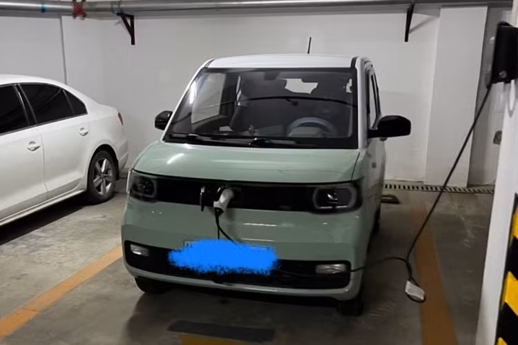 Xét trên thông số kỹ thuật, Wuling Mini EV tại Việt Nam được trang bị một động cơ điện có công suất 17,4 mã lực, chỉ mạnh hơn 0,5 mã lực so với xe tay ga Honda SH150i, thậm chí, vận tốc tối ưu của xe khoảng 60-70 km/h, tương đương với tốc độ tối đa của xe máy được phép chạy tại các con đường ở Việt Nam.