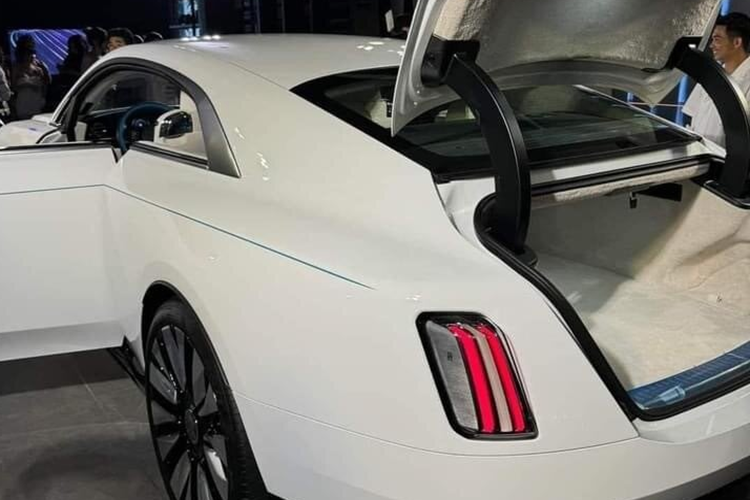 Rolls-Royce Spectre dien gan 18 ty tai Viet Nam den tay Minh Nhua-Hinh-3