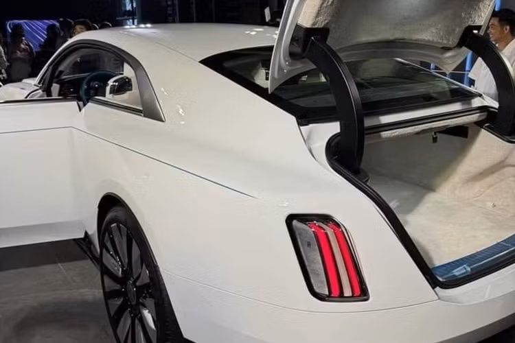 Rolls-Royce Spectre dien gan 18 ty tai Viet Nam den tay Minh Nhua-Hinh-3