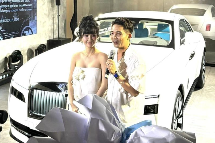 Rolls-Royce Spectre dien gan 18 ty tai Viet Nam den tay Minh Nhua