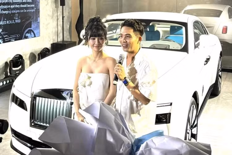 Rolls-Royce Spectre dien gan 18 ty tai Viet Nam den tay Minh Nhua