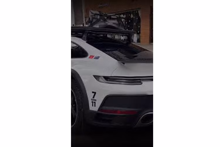 Tận thấy Porsche 911 Dakar hơn 15 tỷ của đại gia Việt “phượt" Đà Lạt - Hình 4 Tan thay Porsche 911 Dakar hon 15 ty cua dai gia Viet “phuot