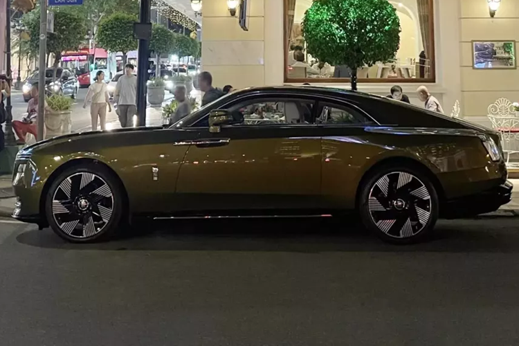 Rolls-Royce Spectre thứ 2 của đại gia Sài Gòn, không dưới 25 tỷ - Hình 2 Rolls-Royce Spectre thu 2 cua dai gia Sai Gon, khong duoi 25 ty-Hinh-2