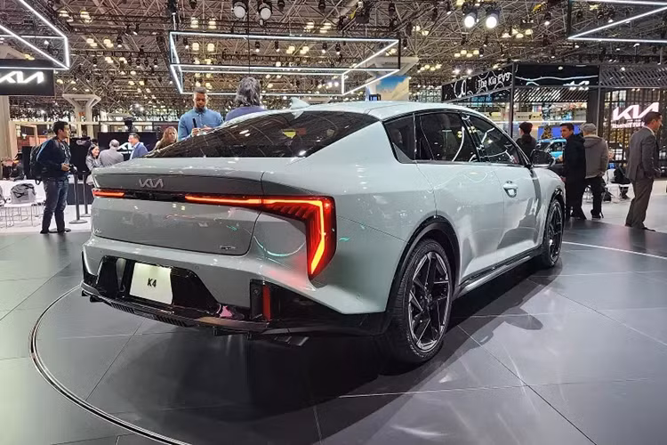 Can canh Kia K4 2025 