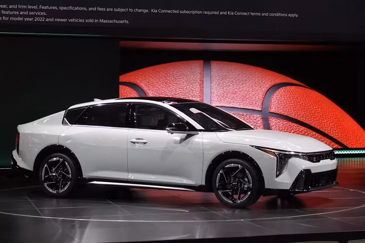 Can canh Kia K4 2025 