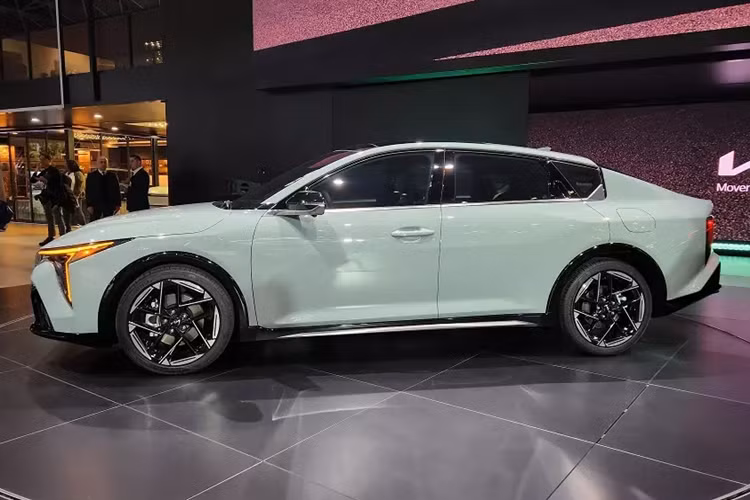 Can canh Kia K4 2025 