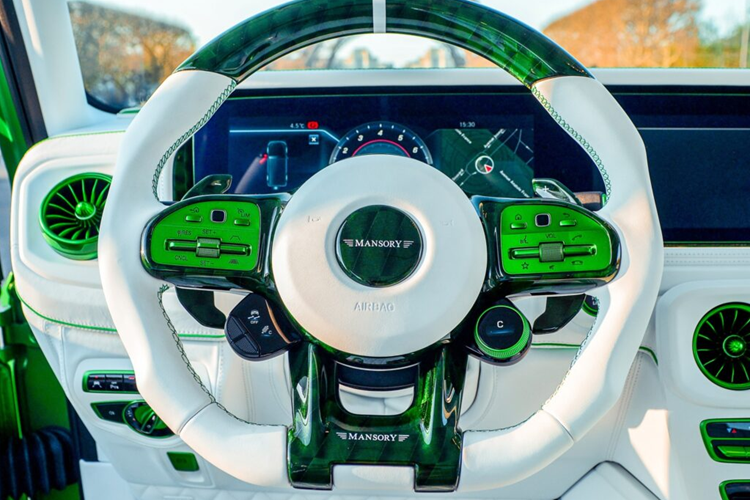 Chiem nguong SUV Mercedes-AMG G63 do Mansory phoi mau doc dao-Hinh-3