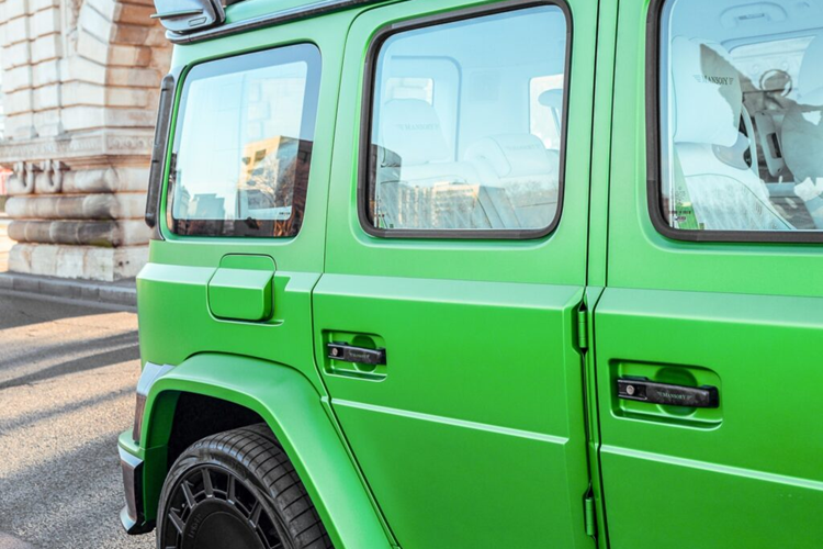 Chiem nguong SUV Mercedes-AMG G63 do Mansory phoi mau doc dao-Hinh-7