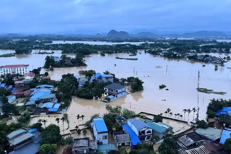 Hang loat oto chim trong nuoc lu o Thai Nguyen