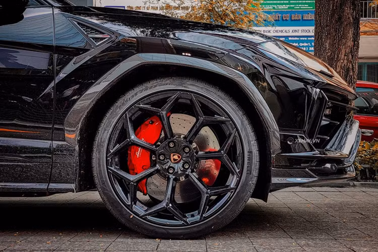Tóm gọn Lamborghini Urus Performante "siêu bò đen" độc nhất Việt Nam - Hình 6 Tom gon Lamborghini Urus Performante
