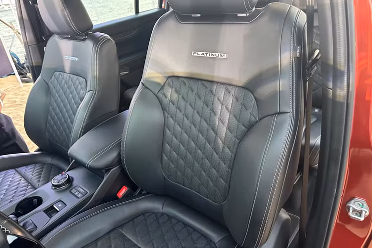 Can canh Ford Everest Platinum tai Viet Nam, khoang 1,509 ty dong-Hinh-9