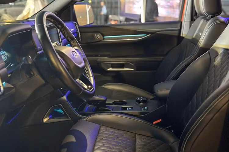 Can canh Ford Everest Platinum tai Viet Nam, khoang 1,509 ty dong-Hinh-4