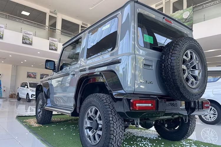 Can canh Suzuki Jimny do Mercedes G63 chinh hang gan 1 ty dong-Hinh-2