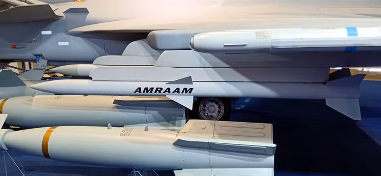 Nhat Ban “chot” ten lua AIM-120 AMRAAM: Dat co xat ra mieng?