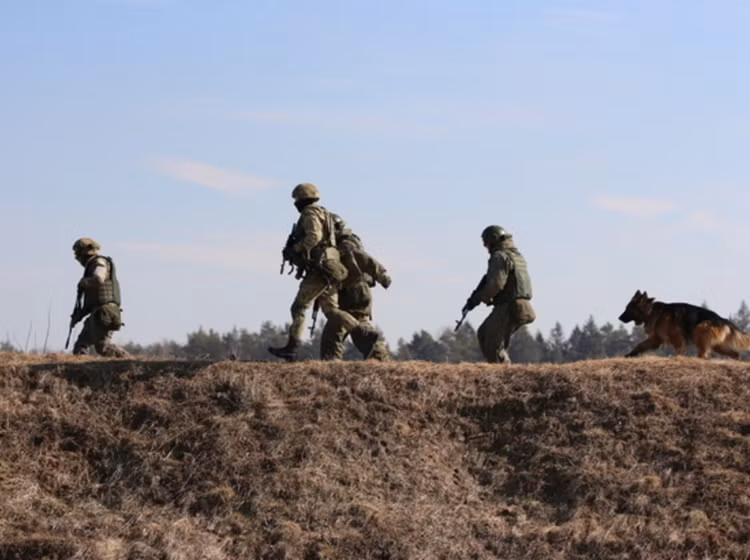 Nga dung chien thuat “tieu tho”, 2000 binh si Ukraine bi bao vay-Hinh-2