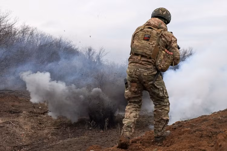 Quan Nga tung “don hiem”, 3.000 binh si Ukraine gap nguy-Hinh-3