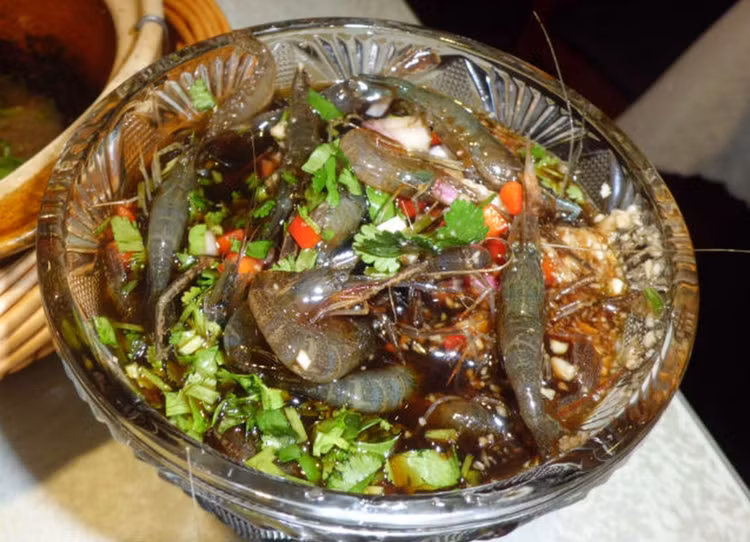 Tom “say ruou“: Dac san kinh di khien thuc khach khiep dam-Hinh-6