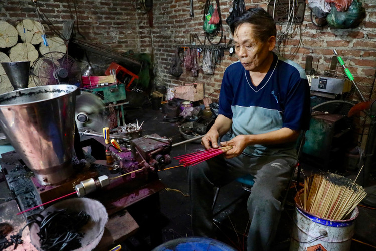 Can canh quy trinh lam loai huong den doc dao cua lang Choa-Hinh-7