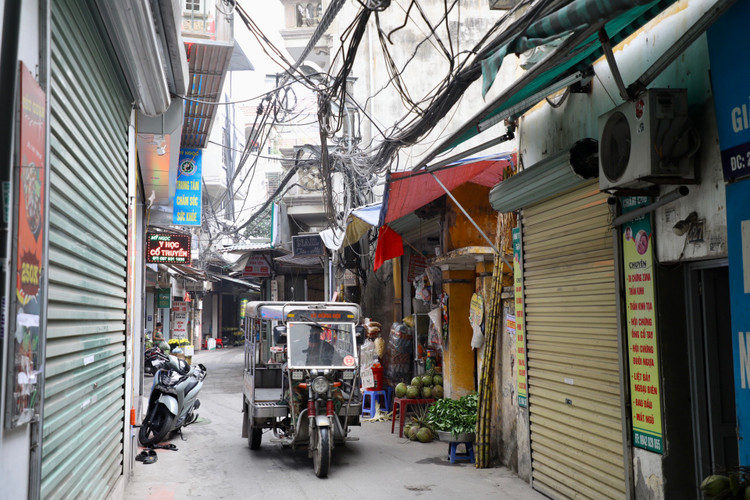 Ha Noi: Bat an nhung bui day dien, cap vien thong chang chit tren pho-Hinh-10