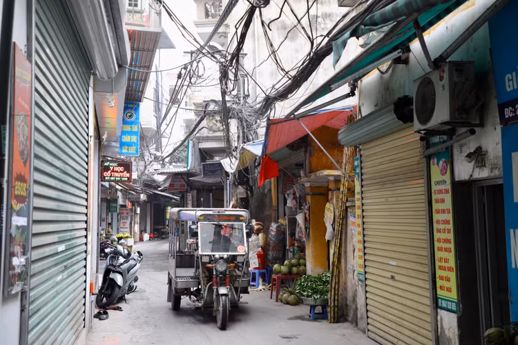 Ha Noi: Bat an nhung bui day dien, cap vien thong chang chit tren pho-Hinh-10