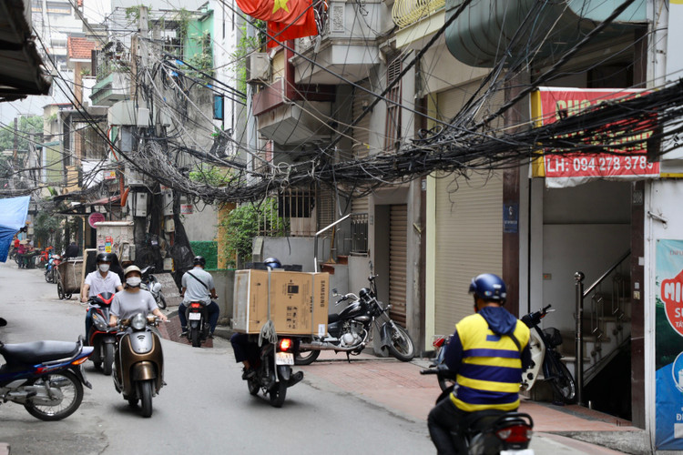 Ha Noi: Bat an nhung bui day dien, cap vien thong chang chit tren pho-Hinh-11