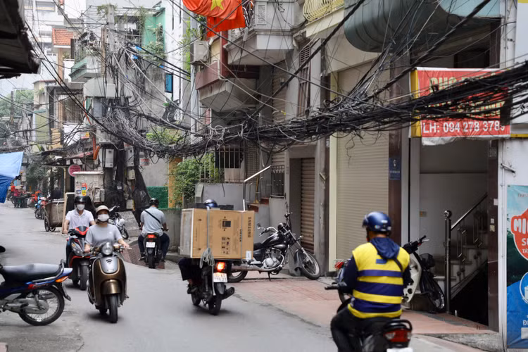 Ha Noi: Bat an nhung bui day dien, cap vien thong chang chit tren pho-Hinh-11