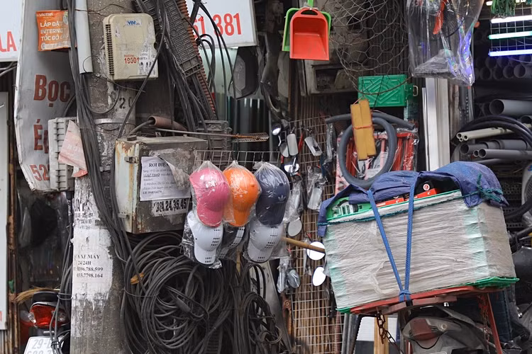 Ha Noi: Bat an nhung bui day dien, cap vien thong chang chit tren pho-Hinh-9