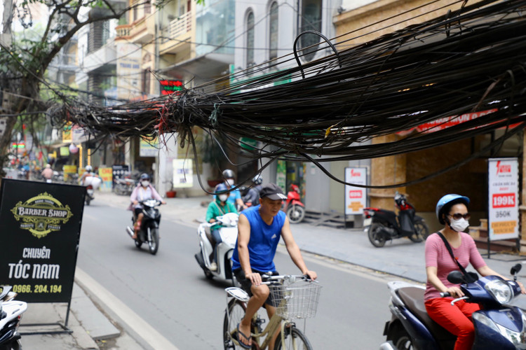 Ha Noi: Bat an nhung bui day dien, cap vien thong chang chit tren pho-Hinh-2