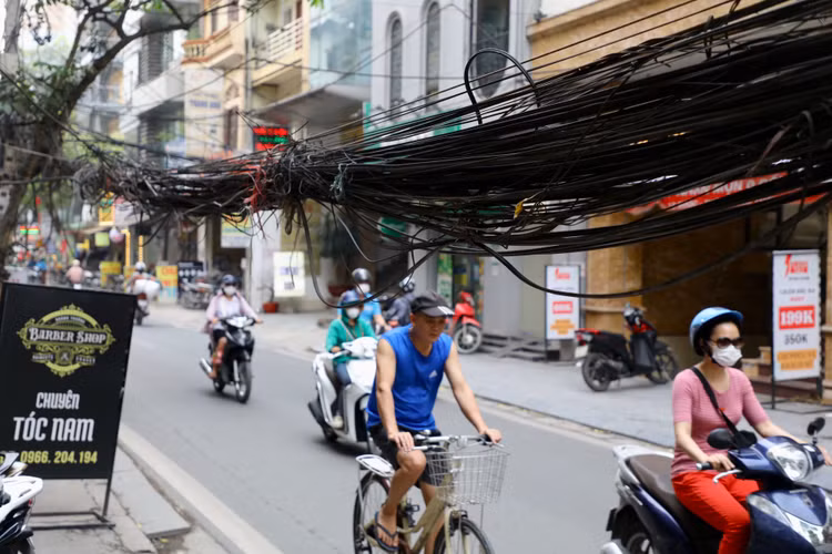 Ha Noi: Bat an nhung bui day dien, cap vien thong chang chit tren pho-Hinh-2