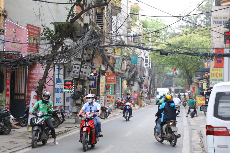 Ha Noi: Bat an nhung bui day dien, cap vien thong chang chit tren pho